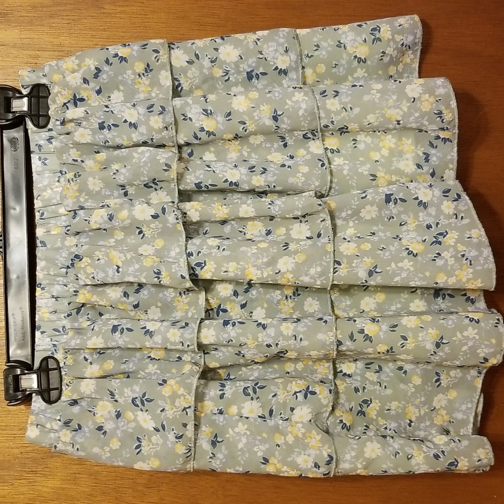 Size medium floral skirt. Ruffles, sage green
